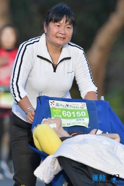 「超跑媽媽」陳嘉齡推著腦麻兒小比四處征戰馬拉松。（圖／翻攝自臉書小比的跑旅雜記）