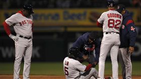 ▲林子偉（左2）在盜壘時不慎受傷。（圖／美聯社／達志影像）