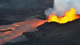 夏威夷基拉韋亞火山（Kilauea volcano）,美國士兵跌落懸崖掉進活火山（圖／翻攝自推特）
