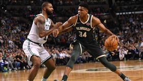 ▲『字母哥』安戴托昆波（Giannis Antetokounmpo）攻下全場最高32分13籃板，帶領公鹿123：116擊敗塞爾提克，取得2勝1負優勢。（圖／翻攝自推特）