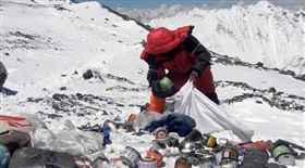 志工在聖母峰進行淨山活動。(圖/翻攝自That's A Great Idea!
YouTube)