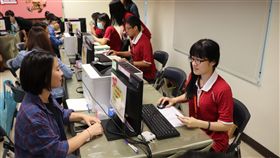 報稅季首日　民眾湧入國稅局申報報稅季節1日開跑，台北國稅局一早就湧入不少民眾，趁著勞動節假期申報所得稅。中央社實習記者莊博堯攝　108年5月1日