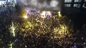 文和友老長沙龍蝦館，五一假期要排7000多桌。(圖/翻攝自微博)