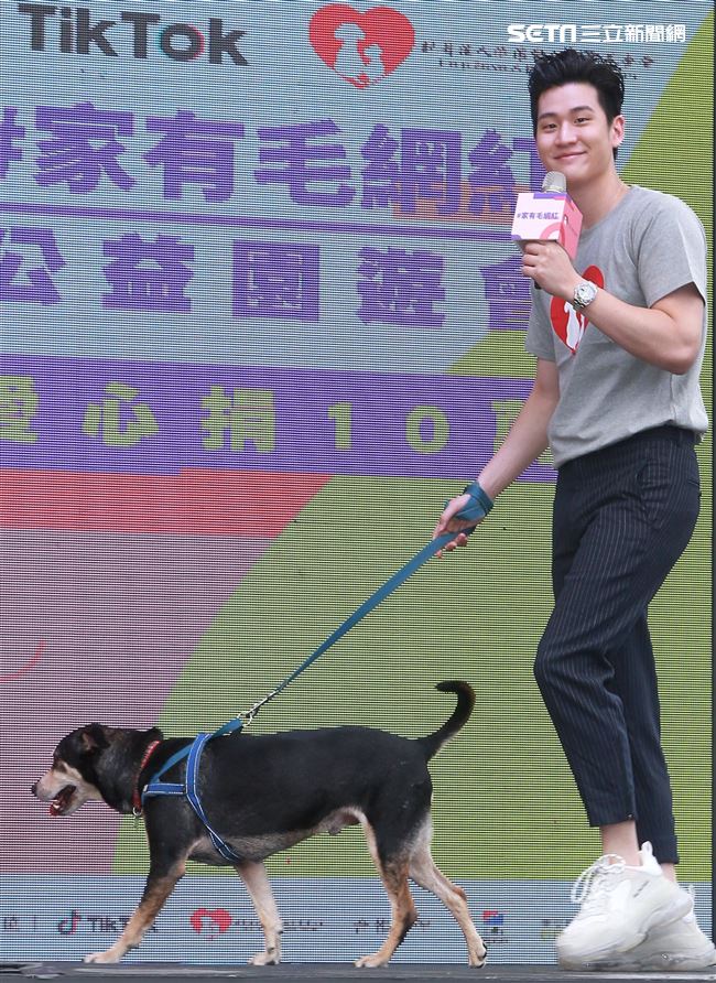 周興哲抽空現身公益活動，為毛小孩發聲，「愛他，請不要遺棄他」。（記者/邱榮吉攝影）