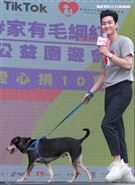 周興哲抽空現身公益活動，為毛小孩發聲，「愛他，請不要遺棄他」。（記者/邱榮吉攝影）