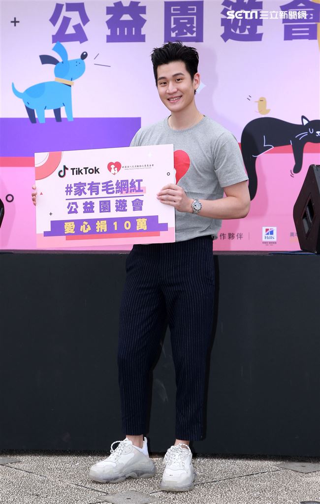 周興哲抽空現身公益活動，為毛小孩發聲，「愛他，請不要遺棄他」。（記者/邱榮吉攝影）