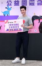 周興哲抽空現身公益活動，為毛小孩發聲，「愛他，請不要遺棄他」。（記者/邱榮吉攝影）