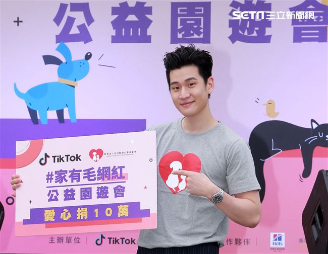 周興哲抽空現身公益活動，為毛小孩發聲，「愛他，請不要遺棄他」。（記者/邱榮吉攝影）