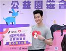 周興哲抽空現身公益活動，為毛小孩發聲，「愛他，請不要遺棄他」。（記者/邱榮吉攝影）