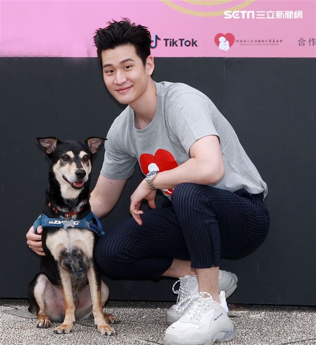 周興哲抽空現身公益活動，為毛小孩發聲，「愛他，請不要遺棄他」。（記者/邱榮吉攝影）