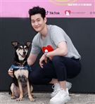 周興哲抽空現身公益活動，為毛小孩發聲，「愛他，請不要遺棄他」。（記者/邱榮吉攝影）