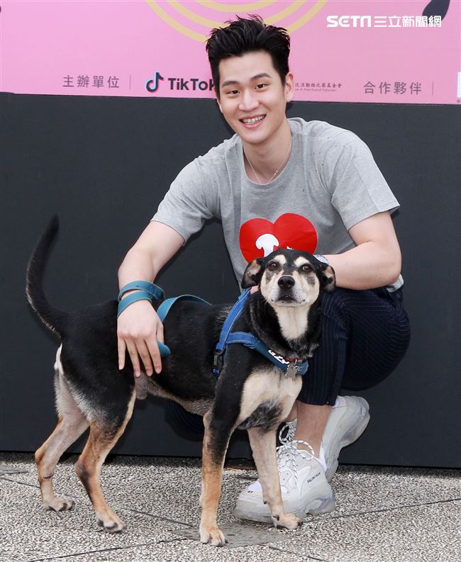 周興哲抽空現身公益活動，為毛小孩發聲，「愛他，請不要遺棄他」。（記者/邱榮吉攝影）