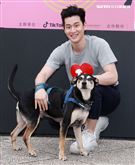 周興哲抽空現身公益活動，為毛小孩發聲，「愛他，請不要遺棄他」。（記者/邱榮吉攝影）