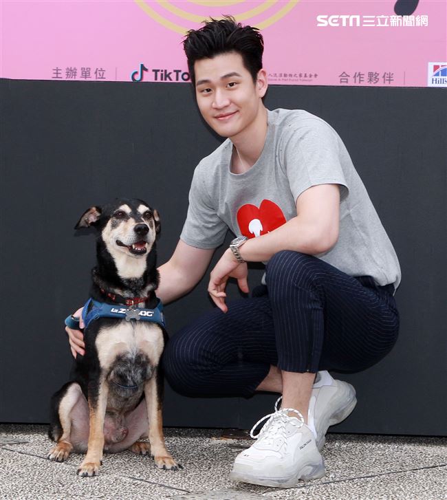 周興哲抽空現身公益活動，為毛小孩發聲，「愛他，請不要遺棄他」。（記者/邱榮吉攝影）