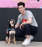 周興哲抽空現身公益活動，為毛小孩發聲，「愛他，請不要遺棄他」。（記者/邱榮吉攝影）