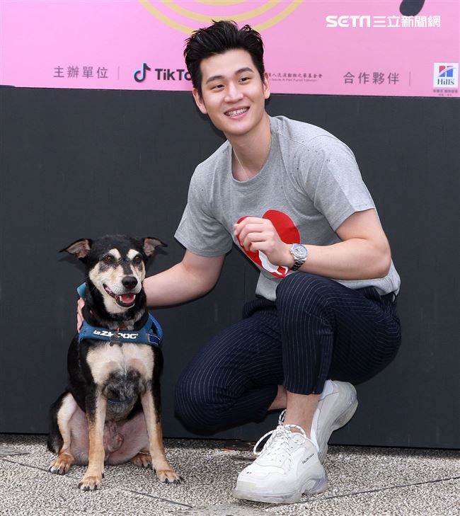 周興哲抽空現身公益活動，為毛小孩發聲，「愛他，請不要遺棄他」。（記者/邱榮吉攝影）