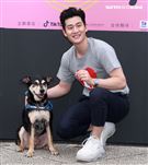 周興哲抽空現身公益活動，為毛小孩發聲，「愛他，請不要遺棄他」。（記者/邱榮吉攝影）