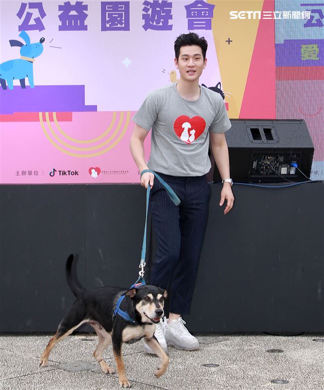 周興哲抽空現身公益活動，為毛小孩發聲，「愛他，請不要遺棄他」。（記者/邱榮吉攝影）