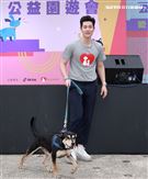 周興哲抽空現身公益活動，為毛小孩發聲，「愛他，請不要遺棄他」。（記者/邱榮吉攝影）