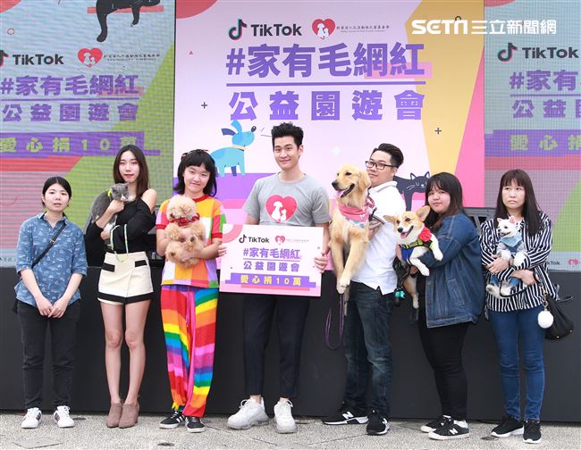 周興哲抽空現身公益活動，為毛小孩發聲，「愛他，請不要遺棄他」。（記者/邱榮吉攝影）