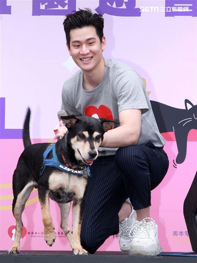 周興哲抽空現身公益活動，為毛小孩發聲，「愛他，請不要遺棄他」。（記者/邱榮吉攝影）