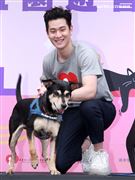 周興哲抽空現身公益活動，為毛小孩發聲，「愛他，請不要遺棄他」。（記者/邱榮吉攝影）