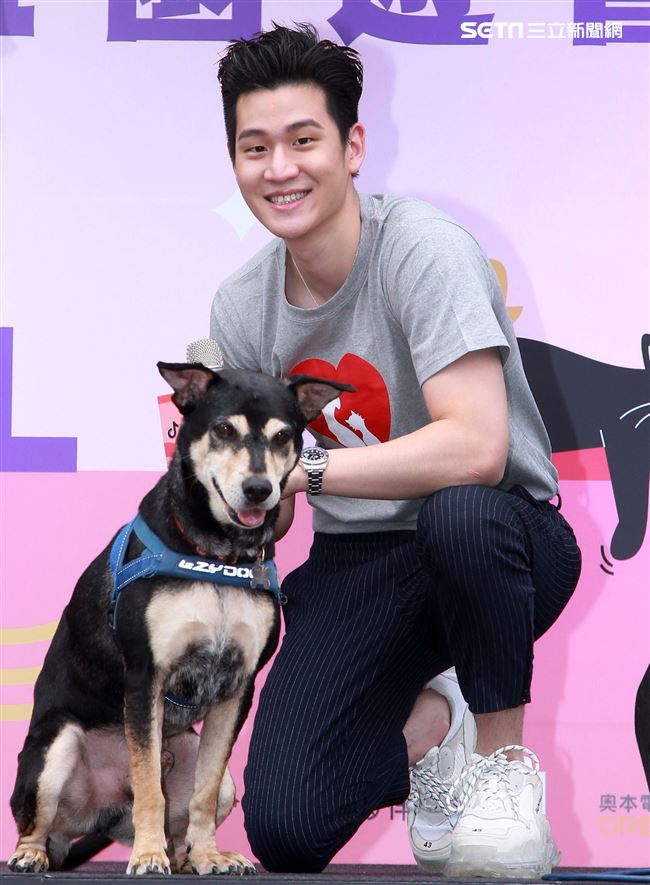 周興哲抽空現身公益活動，為毛小孩發聲，「愛他，請不要遺棄他」。（記者/邱榮吉攝影）