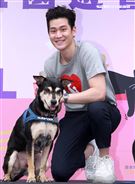 周興哲抽空現身公益活動，為毛小孩發聲，「愛他，請不要遺棄他」。（記者/邱榮吉攝影）