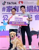 周興哲抽空現身公益活動，為毛小孩發聲，「愛他，請不要遺棄他」。（記者/邱榮吉攝影）