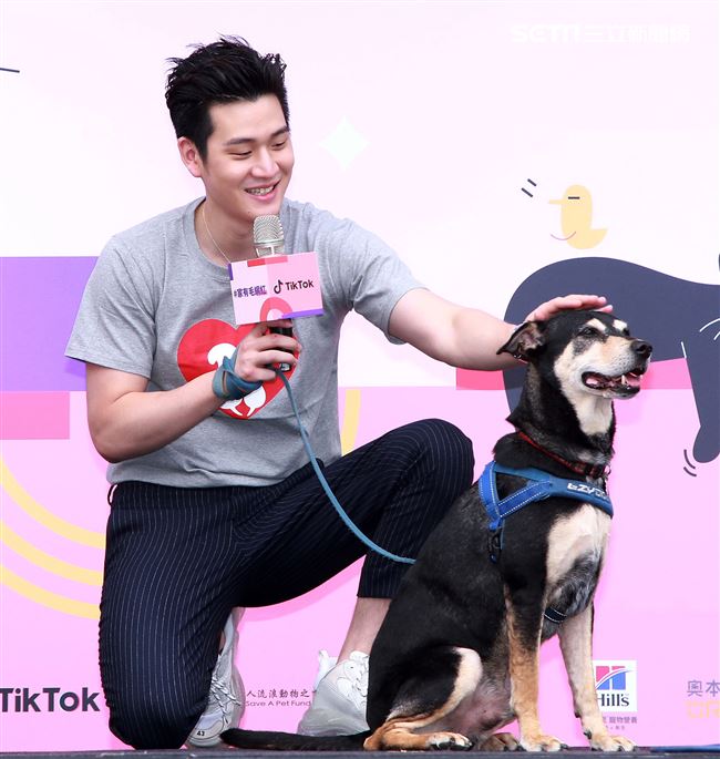 周興哲抽空現身公益活動，為毛小孩發聲，「愛他，請不要遺棄他」。（記者/邱榮吉攝影）
