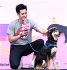 周興哲抽空現身公益活動，為毛小孩發聲，「愛他，請不要遺棄他」。（記者/邱榮吉攝影）