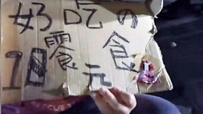 小姊妹強忍疲憊　夜市賣餅乾籌學費