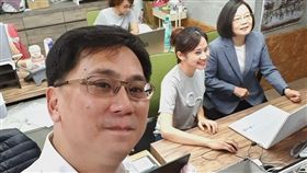 蔡英文總統2日前往486先生公司。（圖／486先生粉絲專頁）