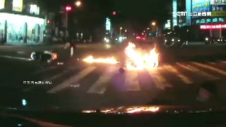 機車對撞火燒車　騎士連滾帶爬躲火吻