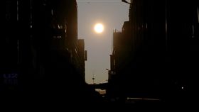 北市峨眉街懸日中央氣象局預報，台北市峨眉街2日至6日可觀看到懸日景象，3日天氣轉好，吸引許多民眾前往拍照留念。中央社記者張皓安攝  108年5月3日