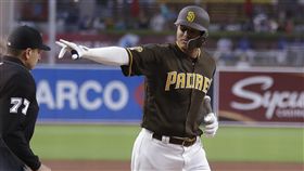 ▲馬查多（Manny Machado）2分砲棒打柯蕭（Clayton Kershaw）。（圖／美聯社／達志影像）