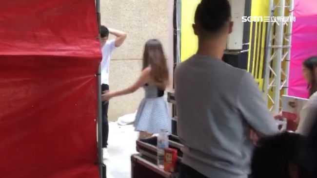 辜莞允偷拍案後首現身！閃後台拒回應