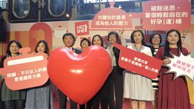 衛福部母親節慶祝活動  專家籲女性找回自主權衛生福利部4日舉辦「媽媽之道、媽媽知道」母親節慶祝活動，衛福部長陳時中（前左3）、立委林靜儀（前右2）等人出席，現場邀專家進行對談，盼破除民眾對於母親在生育、教養上的迷思，希望讓女性在母親這條路上得到更多支持與自主能力。中央社記者張茗喧攝  108年5月4日