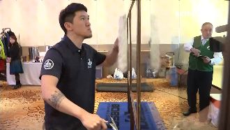 擦玻璃競賽！清潔員認證後月薪破9萬