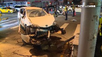 路口擦撞機車起火　騎士卡休旅車底亡