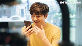 孔劉去年戲稱自己是「自拍苦手」，今年自豪拍照技術有進步。（圖／華碩提供）