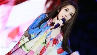 春吶那卡西？田馥甄「床單裙」釀災難