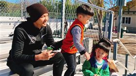 陳建州（黑人）與飛飛、翔翔。（圖／翻攝自范瑋琪IG）