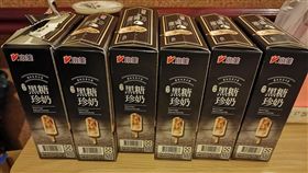 一名網友表示，他到超市發現冰箱內有「黑糖珍奶雪糕」，立刻拿了一盒結帳，並走出店外先吃1根，沒想到他一吃就愛上，立刻回超市再拿5盒。（圖／爆廢公社）