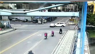 一家人慶母親節　因轎車闖紅燈全毀了