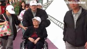 台塑總裁王文淵母親李碧鑾（坐輪椅者），圖為新聞台舊照