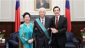 前司法院長施啟揚逝世，享壽84歲，左為施啟揚夫人李鍾桂。圖／翻攝自總統府官網