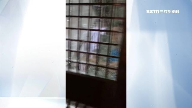 穿四角褲起爭議　老翁持鐵棍砸鄰大門