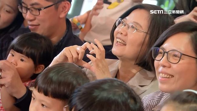 陪小朋友看動畫　小英變孩子王超親和