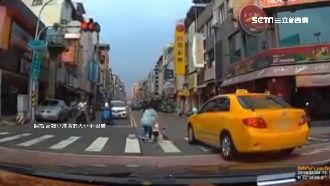 計程車轉彎撞飛路人　司機竟駛離引怒